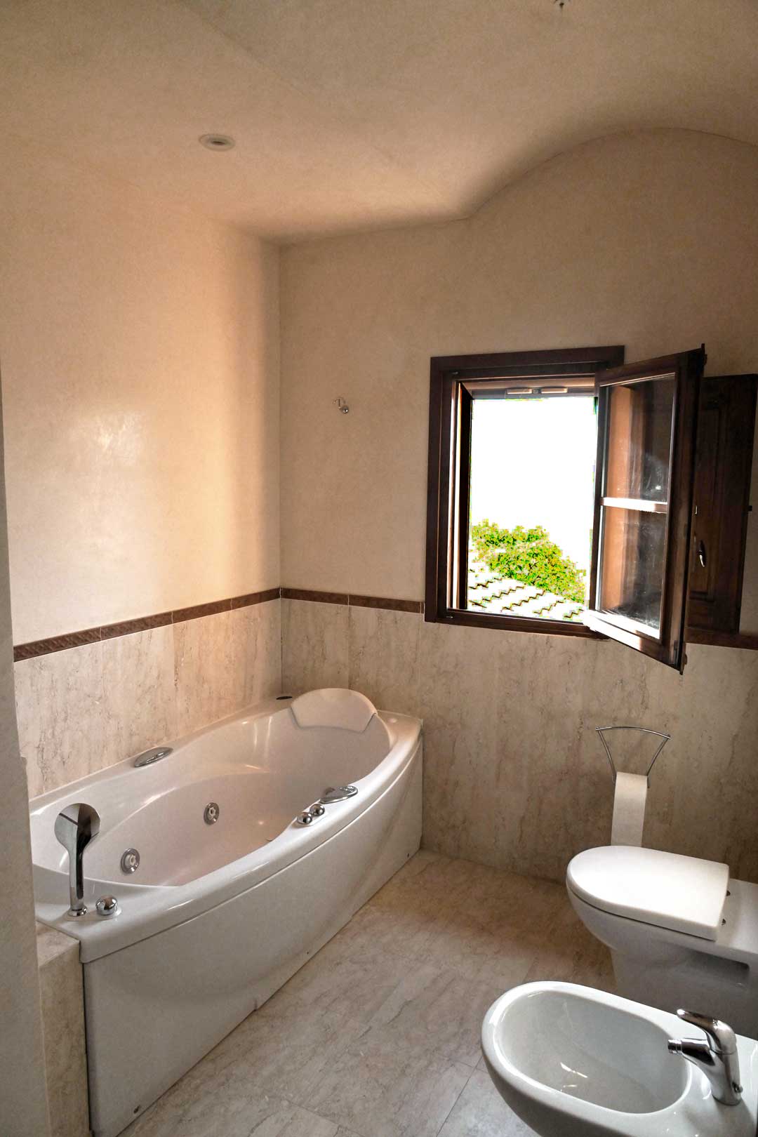 Italy Villa Bellavista Certaldo Chianti; bathroom with tub, bidet and wc; open window overlooking trees and garden - villa rentals by Timeless Tuscany tour operator