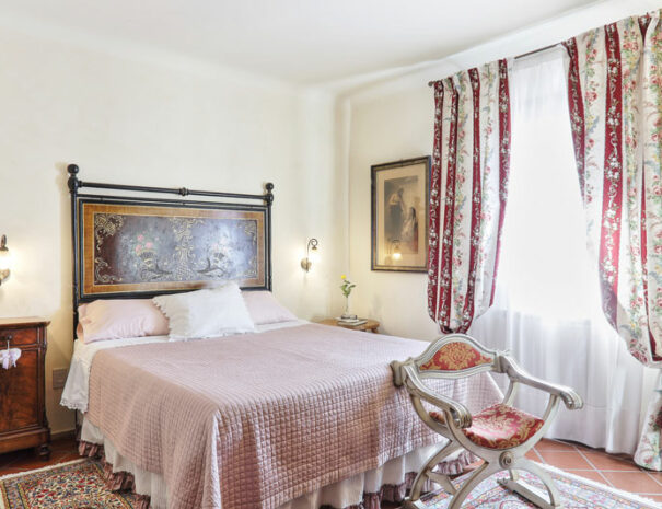Timeless-Tuscany-Villa-La-Fonte-bedroom-01