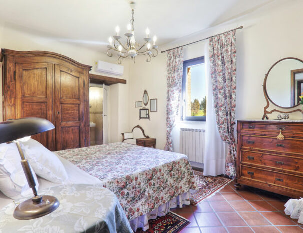 Timeless-Tuscany-Villa-La-Fonte-bedroom-05
