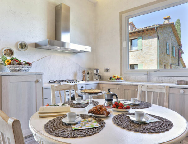 Timeless-Tuscany-Villa-La-Fonte-dependance-kitchen-table