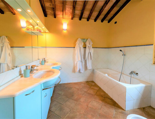 Timeless-Tuscany-Villa-La-Francigena-bathroom-3