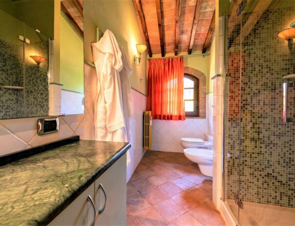 Timeless-Tuscany-Villa-La-Francigena-bathroom_2