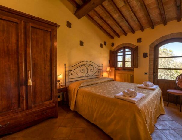 Timeless-Tuscany-Villa-La-Francigena-bedroom-01