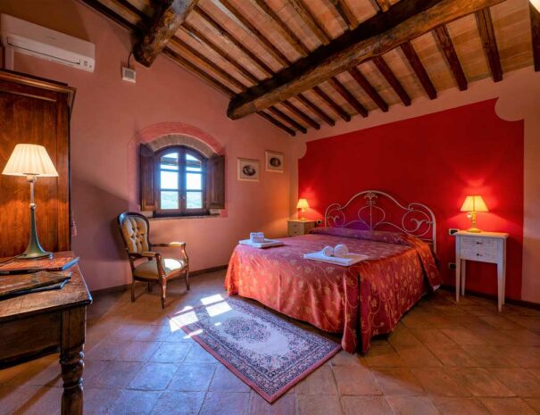 Timeless-Tuscany-Villa-La-Francigena-bedroom-red