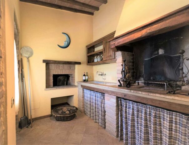 Timeless-Tuscany-Villa-La-Francigena-bricks-oven