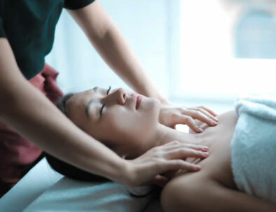 masseur place hands on asian woman shoulders - travel service by Timeless Tuscany tour operator