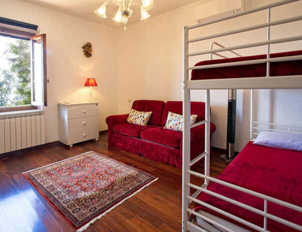 Italy Villa Bellavista Certaldo Chianti; bunk bed bedroom with sofa bed and persian carpet - villa rentals by Timeless Tuscany tour operator