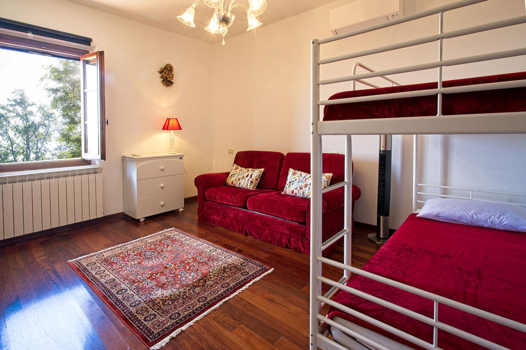 Italy Villa Bellavista Certaldo Chianti; bunk bed bedroom with sofa bed and persian carpet - villa rentals by Timeless Tuscany tour operator