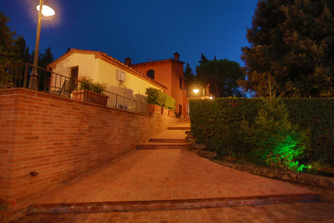 Villa Bellavista garden with lights at night- villa rentals by Timeless Tuscany tour operator