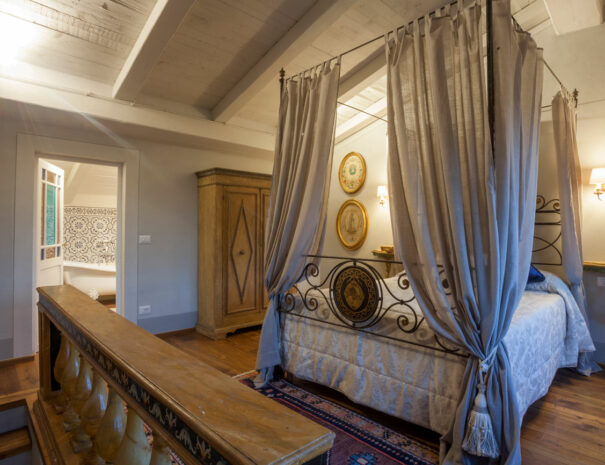 villa-dei-fiori-king-size-bed-02-canopy