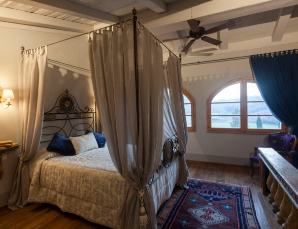 villa-dei-fiori-king-size-bedroom-02